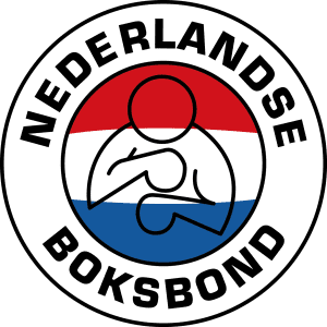 Logo van de Nederlandse Boksbond met rood-wit-blauwe achtergrond. Klik om naar de officiële website te gaan en de loting van het Zuid Nederlands Kampioenschap 2025 te bekijken, waar bokser Abel van Boxing University Breda op 6 april in actie komt.