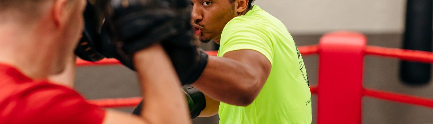 Boksen in Breda bij Boxing university waar een bokser op de pads genomen wordt voor een intensieve bokstraining als aanscherping van de techniek en als voorbereiding op wedstrijden.