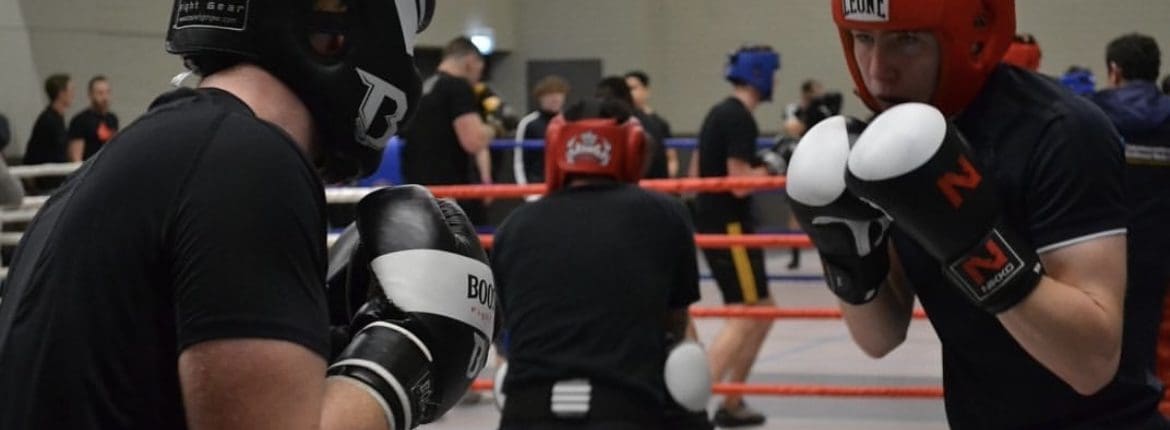 Wedstrijdboksers in actie tijdens een sparringsevent bij Boxing University in Breda, georganiseerd door Team Zuid.