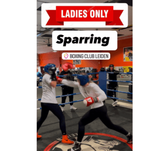 Twee dames nemen deel aan een sparringsessie in een boksring bij Boxing Club Leiden. Beiden dragen beschermende hoofdgear en bokshandschoenen, terwijl ze actief bezig zijn met bokstechnieken. De tekst "Ladies Only Sparring" en evenementdetails zoals locatie en tijd zijn zichtbaar in de afbeelding. De sfeer straalt actie en focus uit, met een duidelijke nadruk op dames boksen en sparring.