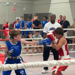 Logo van Team Zuid Boxing University Breda, met een gouden bokshandschoen, rode en gouden kleuren, en de tekst ‘Team Zuid Boxing, Est 2020’