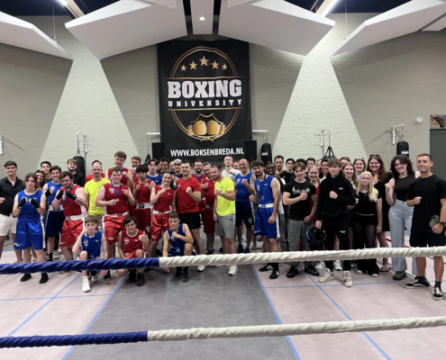Een groepsfoto van Team Boxing University Breda tijdens de afsluiting van het seizoen "End of Season Boxing Party" waarbij het boksen in Breda met een leuke en gezellige activiteit werd afgesloten met boksers en leden van de boksclub tegen elkaar een vriendschappelijke sparring en wedstrijd boksten.